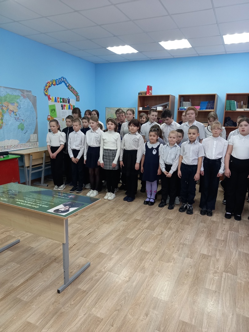 И свечи скорбные горят....